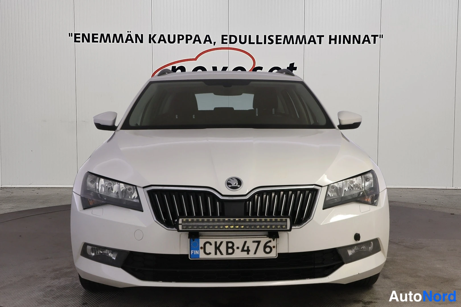 Valkoinen Skoda Superb 2016, edestä, kuva 3