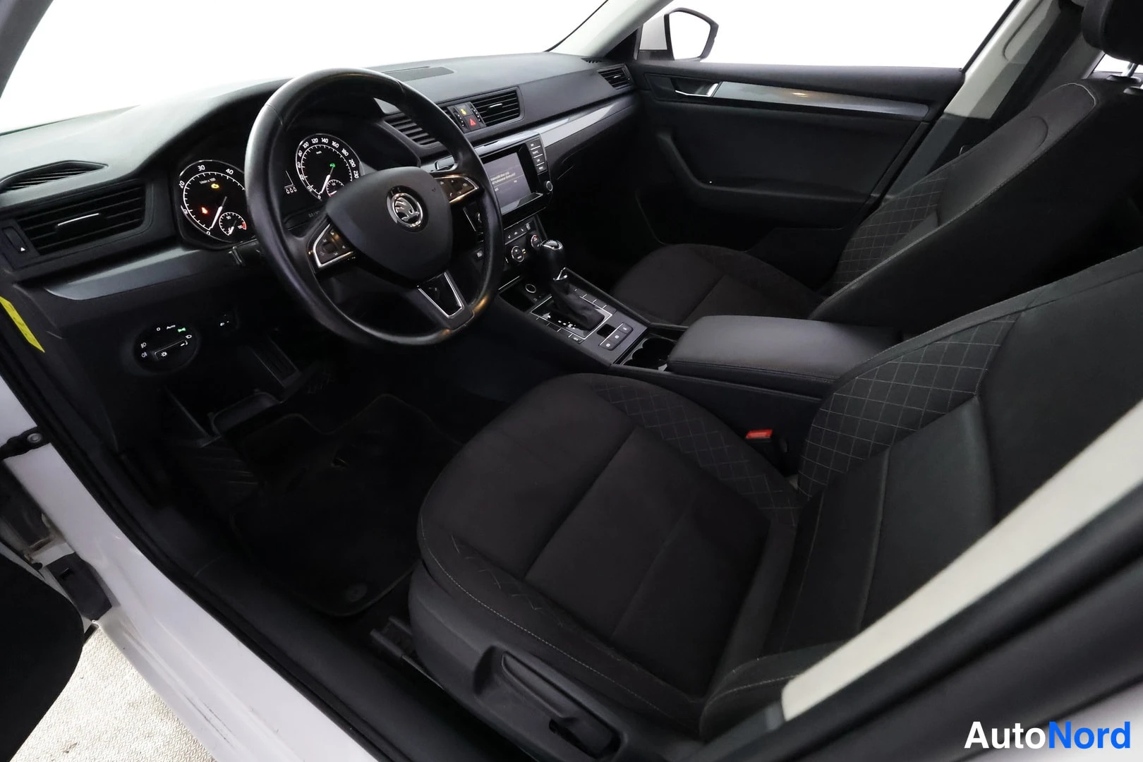 Valkoinen Skoda Superb 2016, ohjaamo, kuva 7