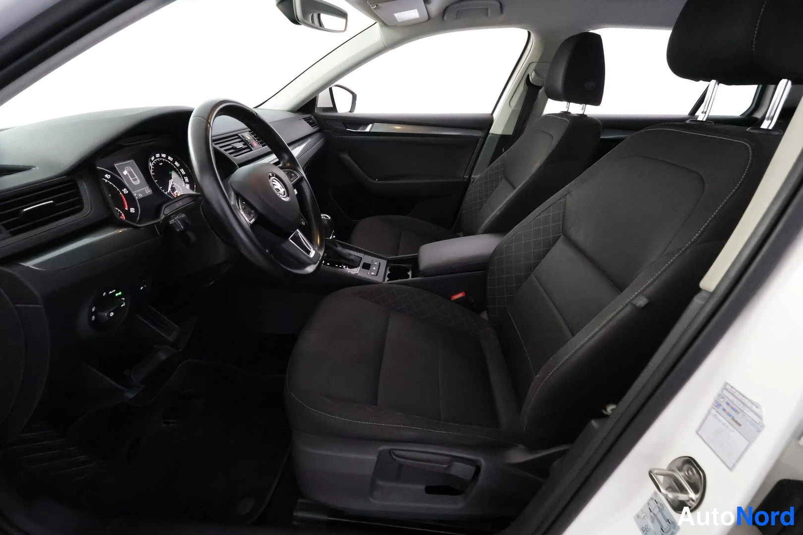 Valkoinen Skoda Superb 2016, ohjaamo, kuva 8