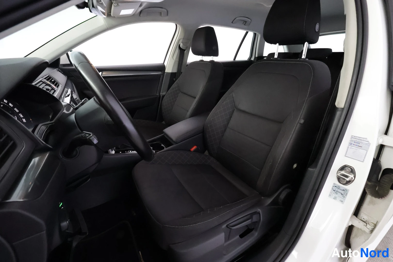 Valkoinen Skoda Superb 2016, etuistuimet, kuva 17