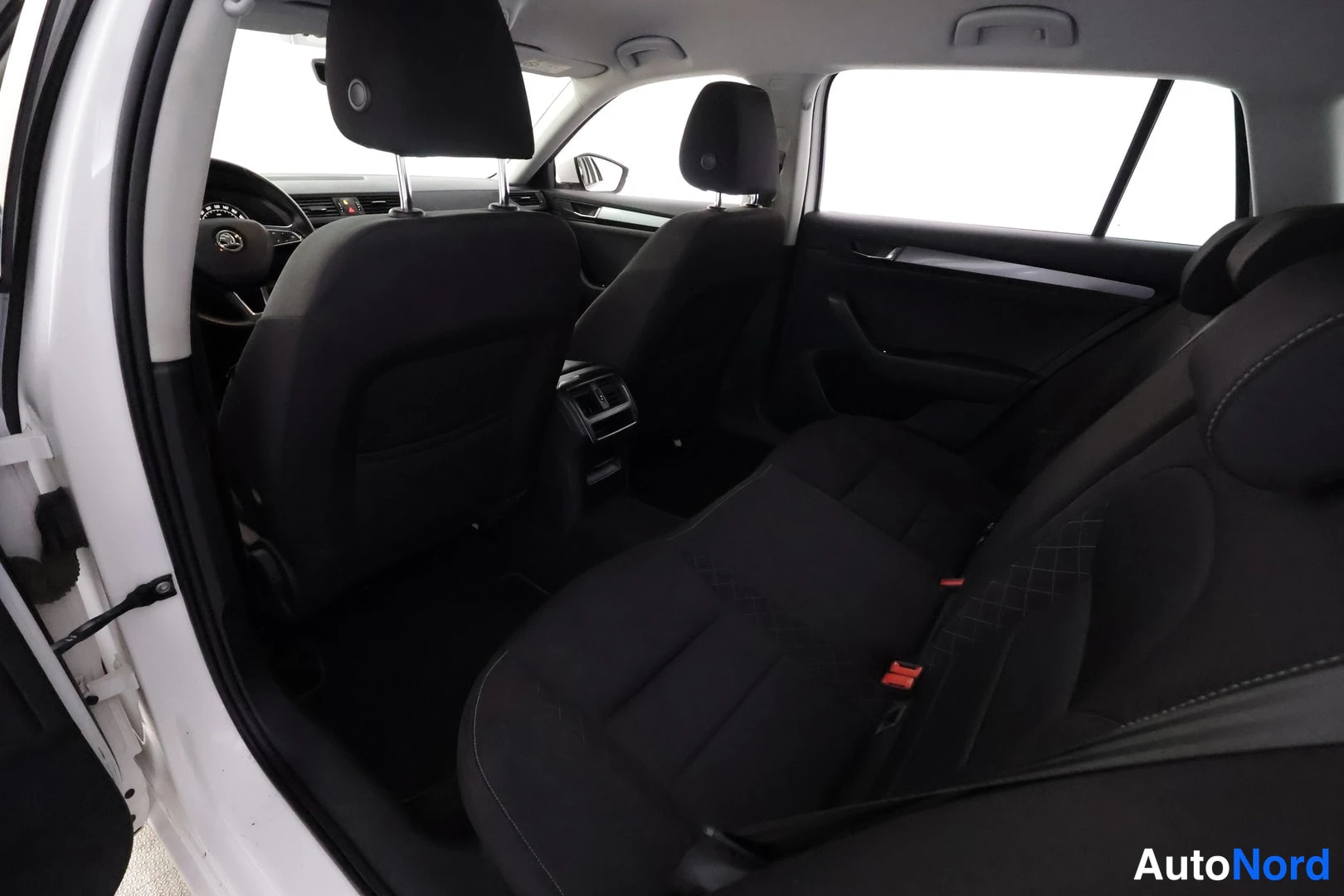 Valkoinen Skoda Superb 2016, takaistuimet, kuva 19