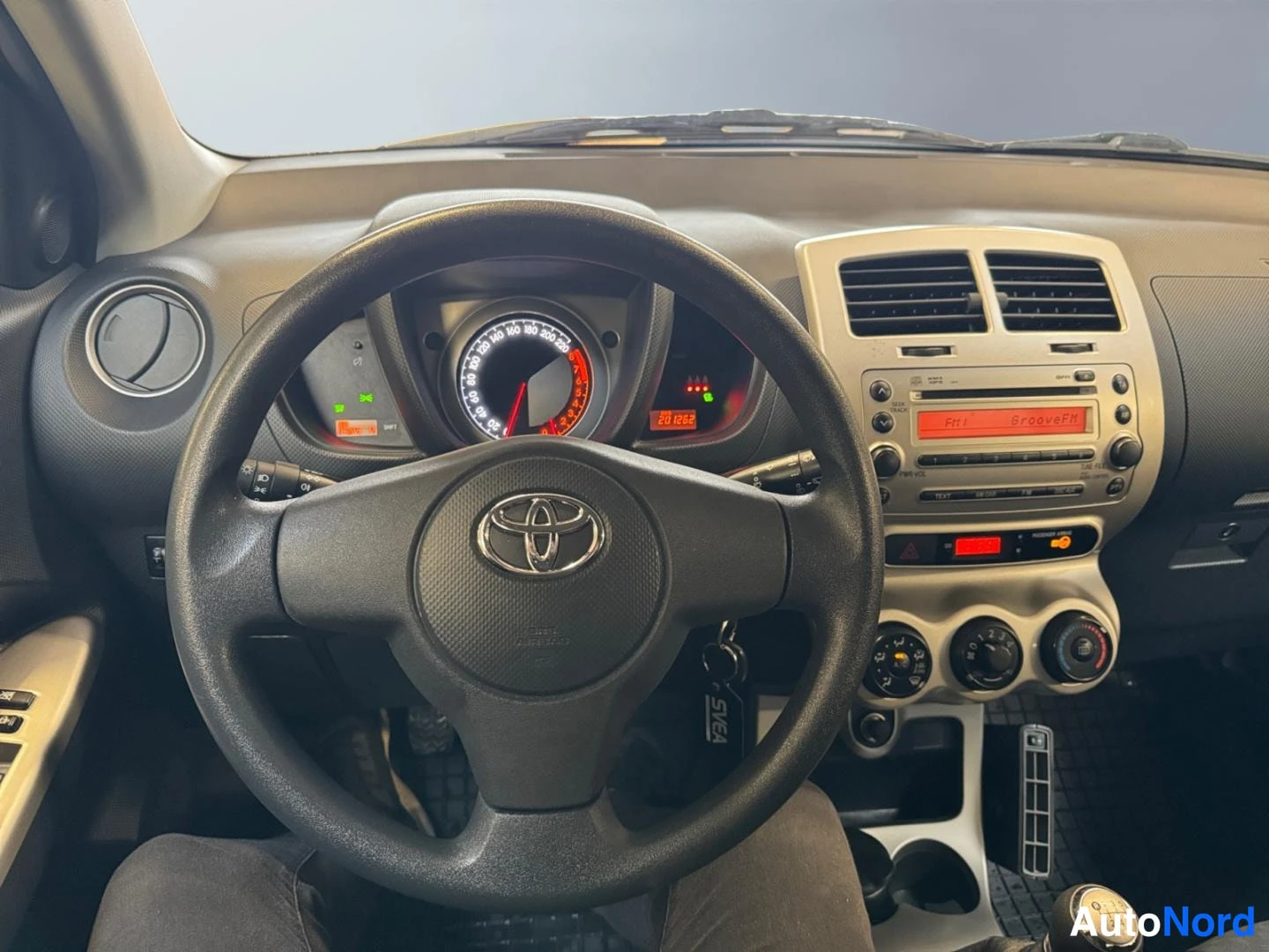 Punainen Toyota Urban Cruiser 2010, yksityiskohta, kuva 14