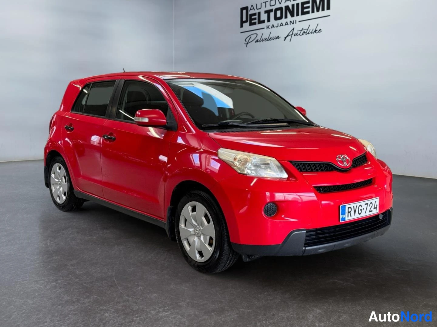 Punainen Toyota Urban Cruiser 2010, etuviisto, keula oikealle, kuva 3