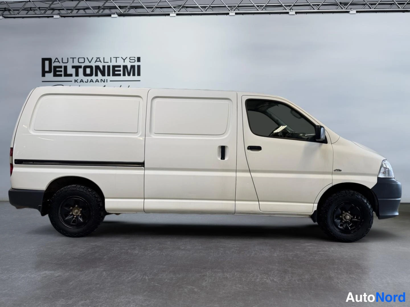 Valkoinen Toyota Hiace 2006, etuviisto, keula oikealle, kuva 3