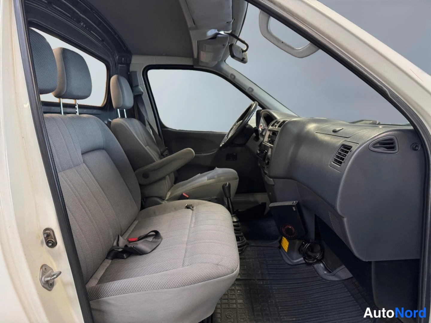 Valkoinen Toyota Hiace 2006, ohjaamo, kuva 9
