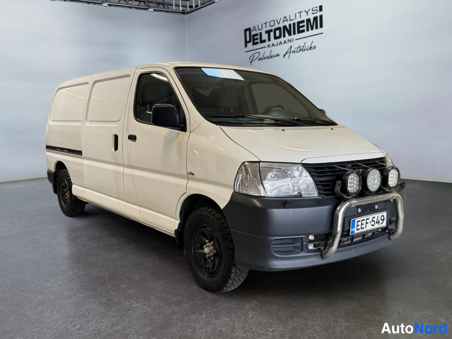 Valkoinen Toyota Hiace 2006, etuviisto, keula oikealle, kuva 2