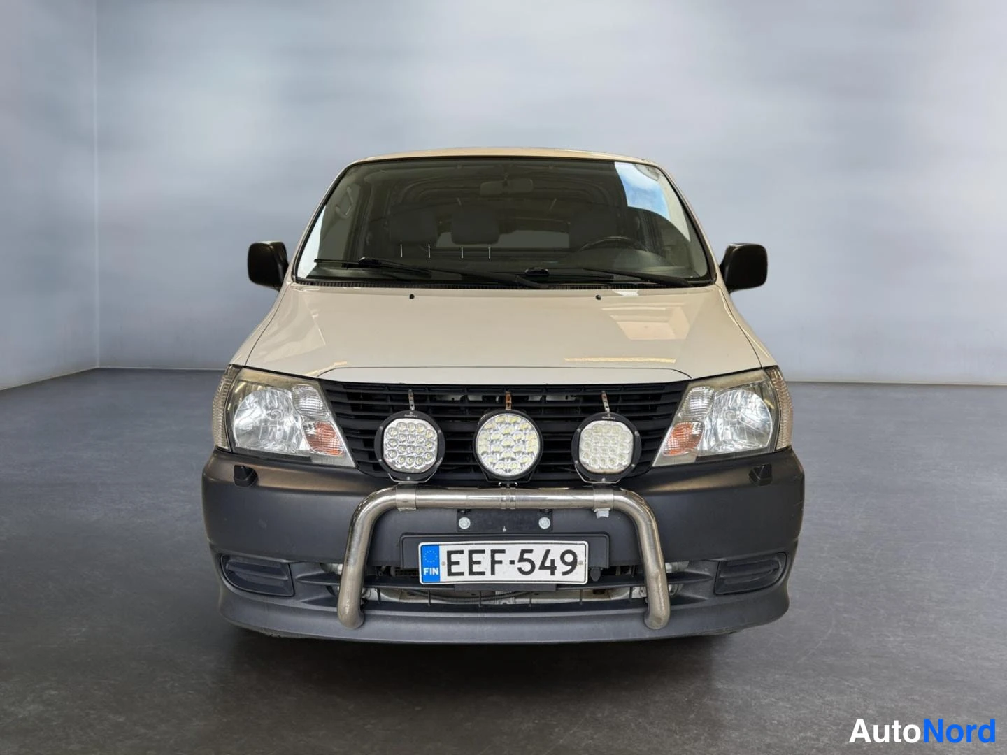 Valkoinen Toyota Hiace 2006, edestä, kuva 4