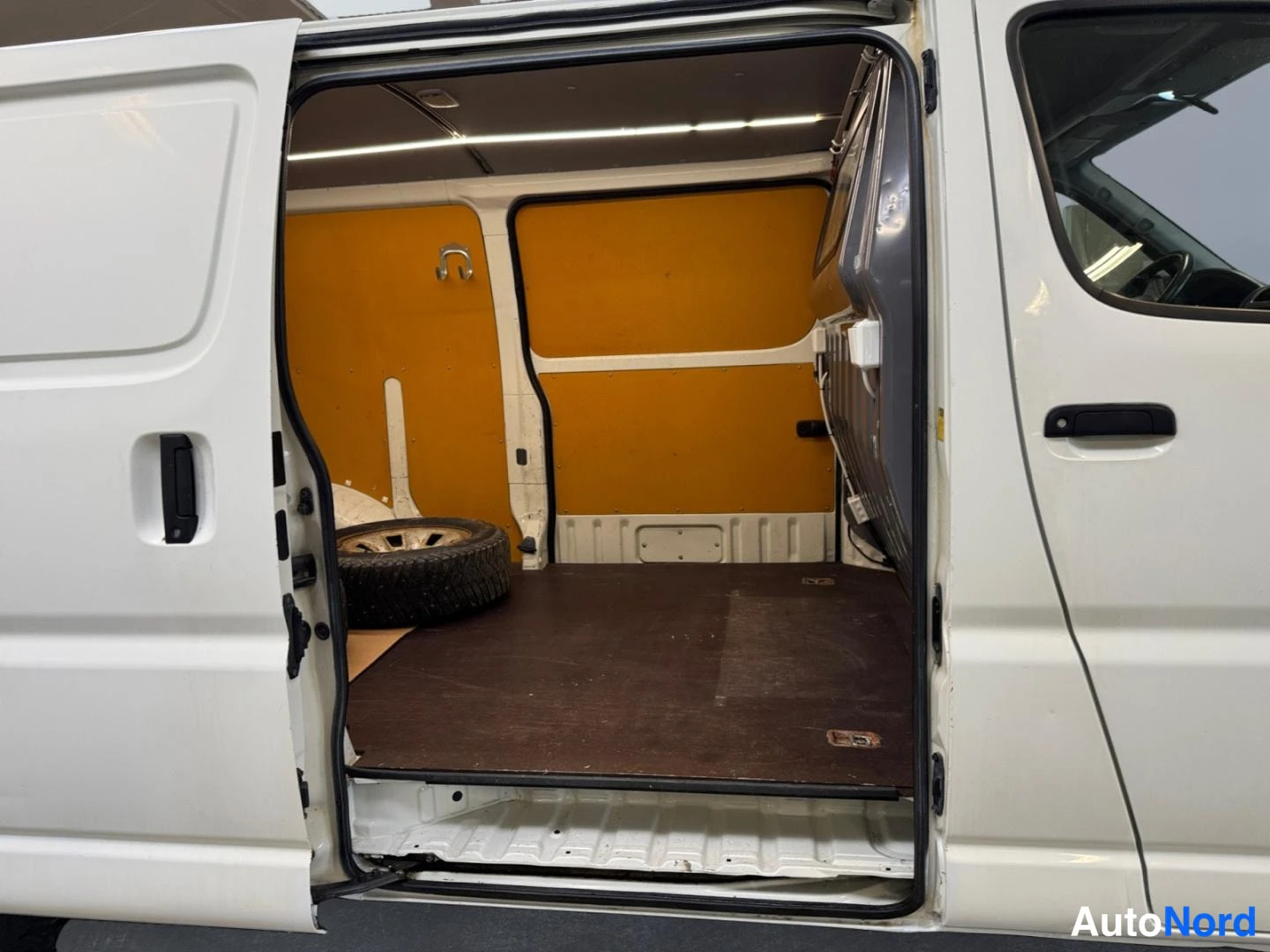 Valkoinen Toyota Hiace 2006, tavaratila, kuva 13