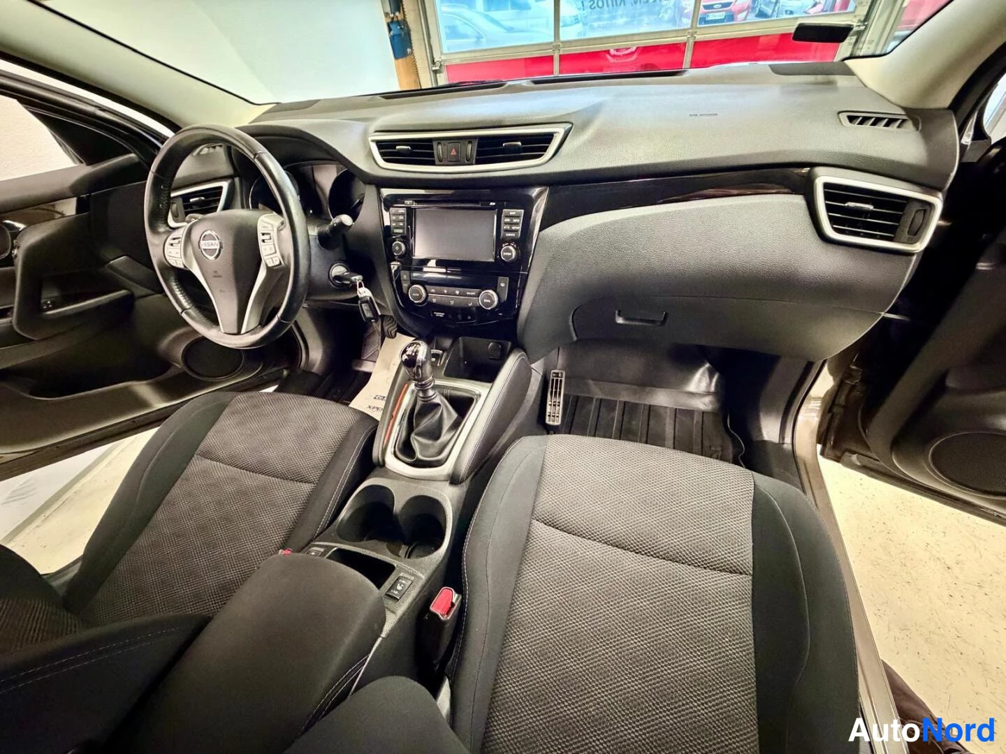 Ruskea Nissan Qashqai 2015, ohjaamo, kuva 10