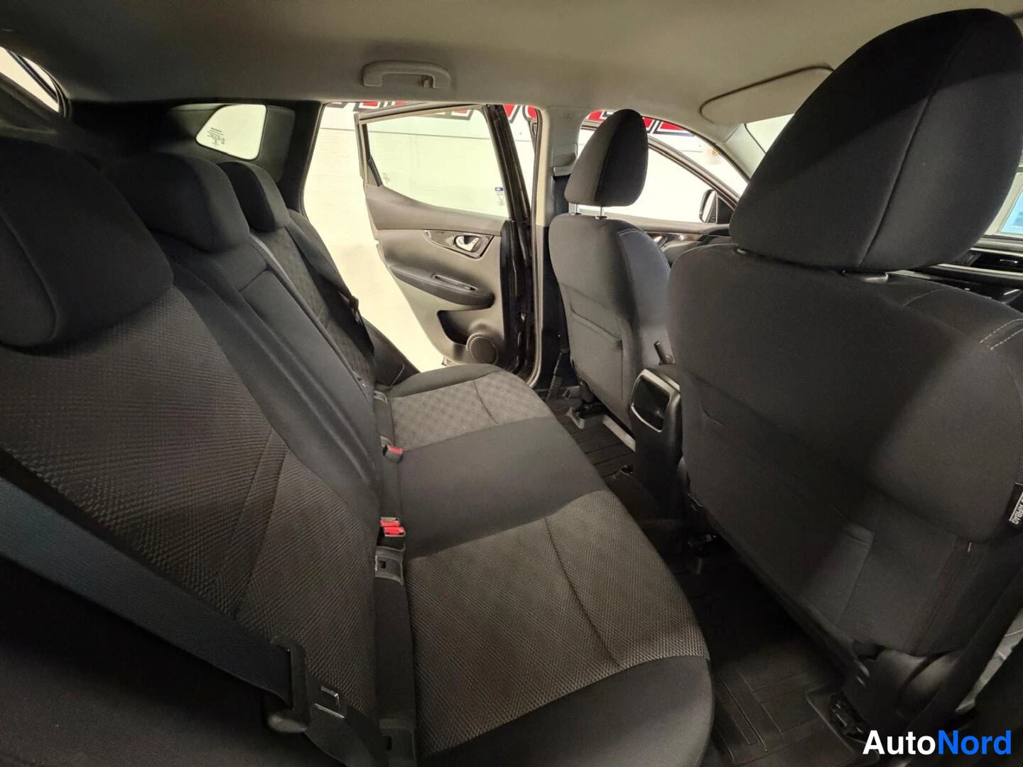 Ruskea Nissan Qashqai 2015, takaistuimet, kuva 13