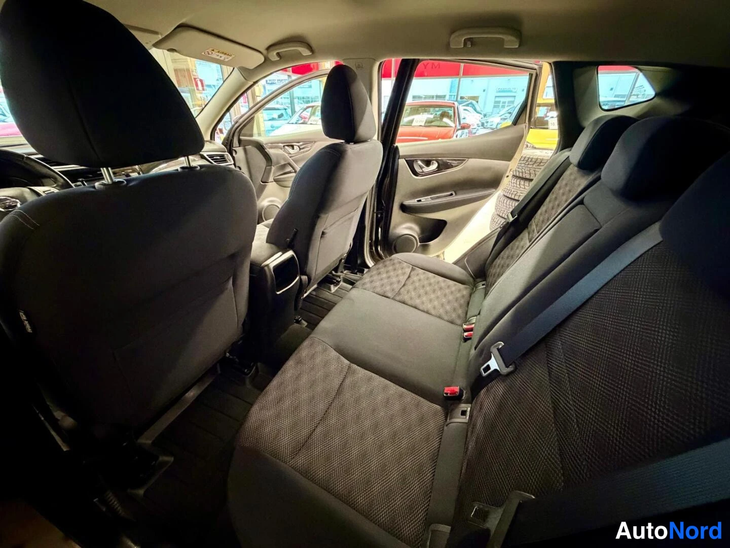 Ruskea Nissan Qashqai 2015, takaistuimet, kuva 14