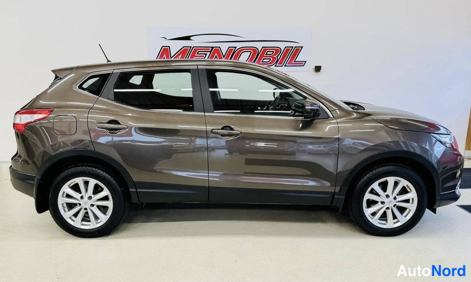 Ruskea Nissan Qashqai 2015, sivulta, kuva 4