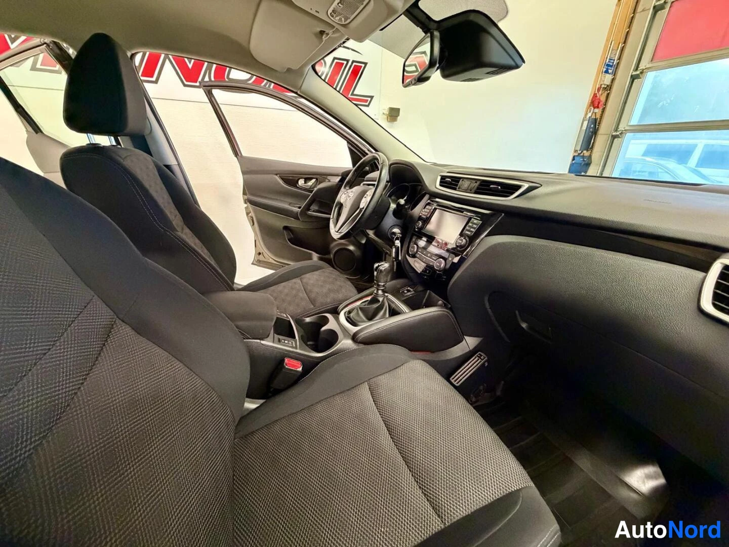 Ruskea Nissan Qashqai 2015, ohjaamo, kuva 9