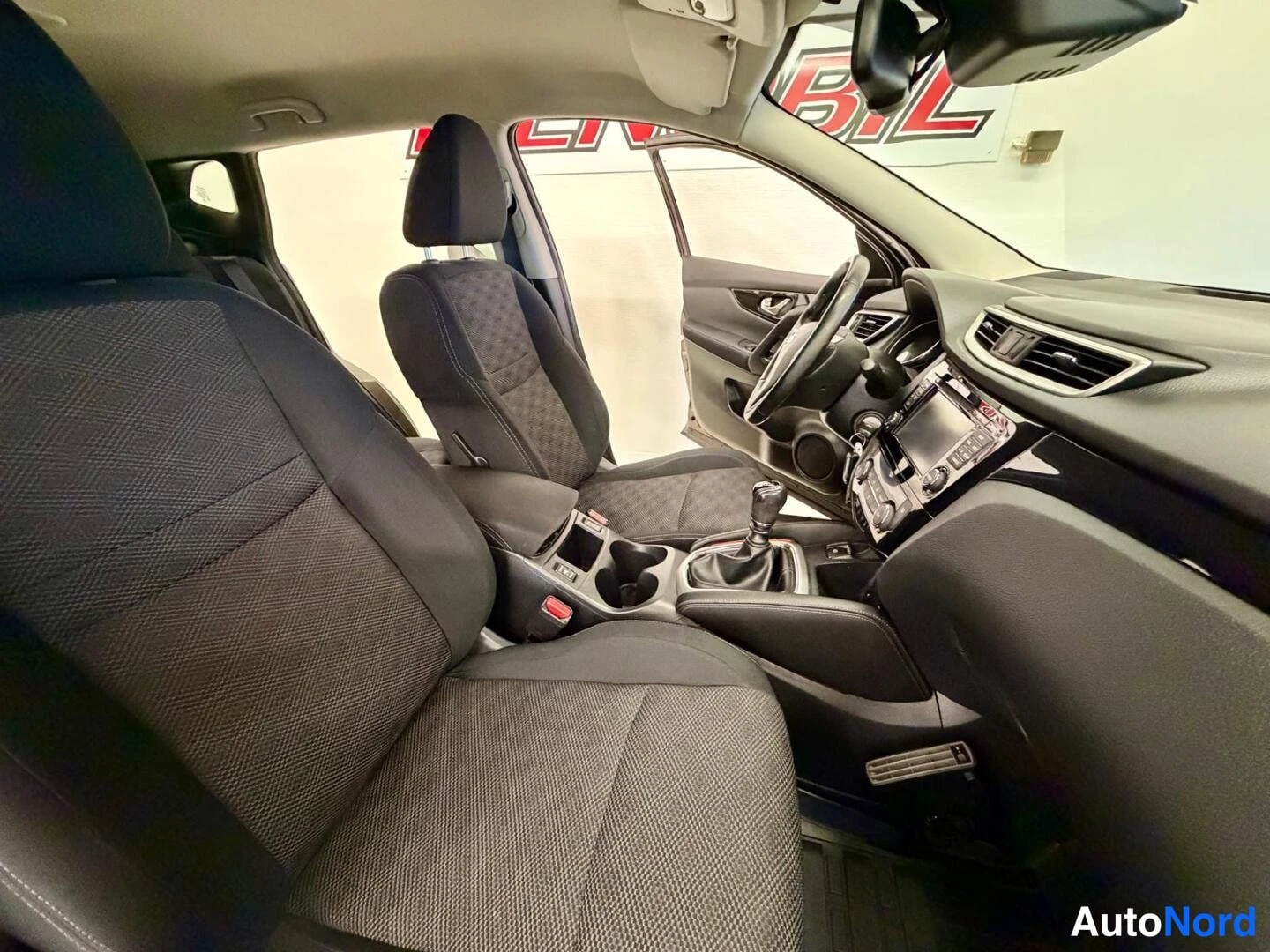 Ruskea Nissan Qashqai 2015, etuistuimet, kuva 12