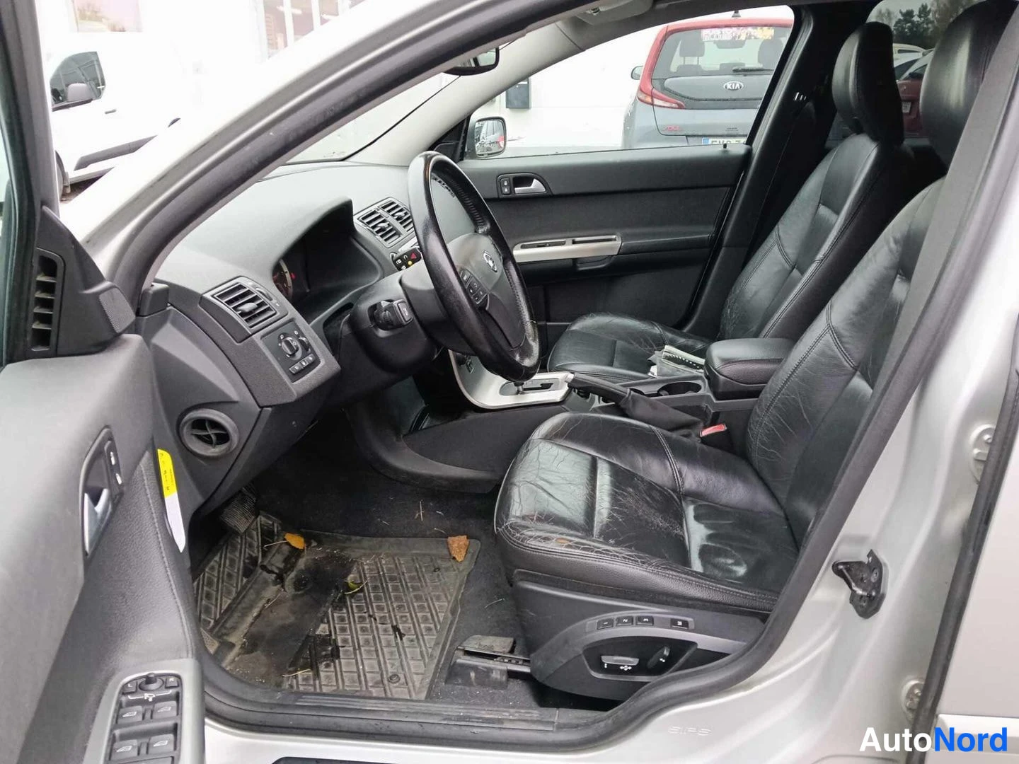 Harmaa Volvo V50 2005, ohjaamo, kuva 4