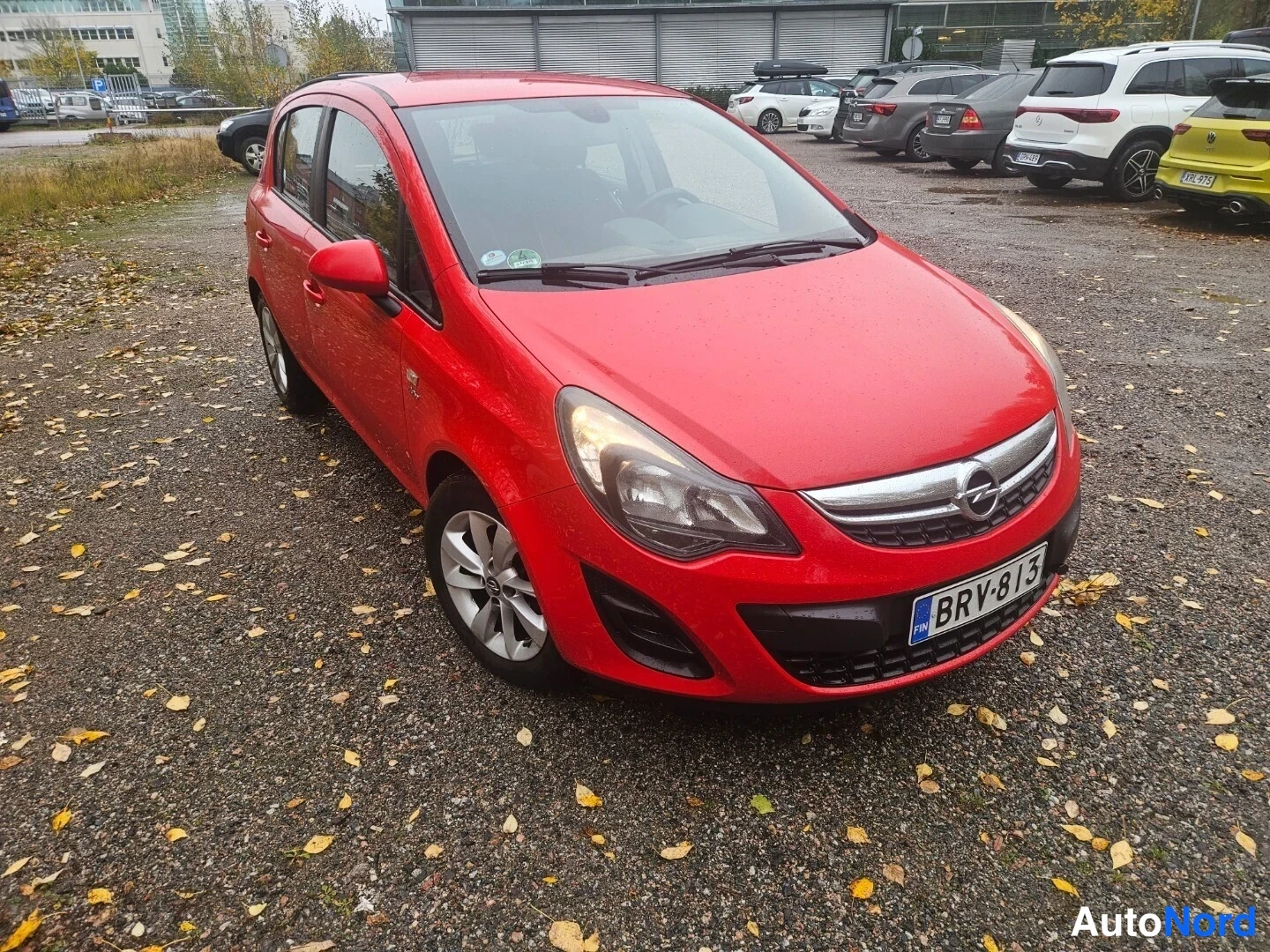 Punainen Opel Corsa 2014, etuviisto, keula oikealle, kuva 2