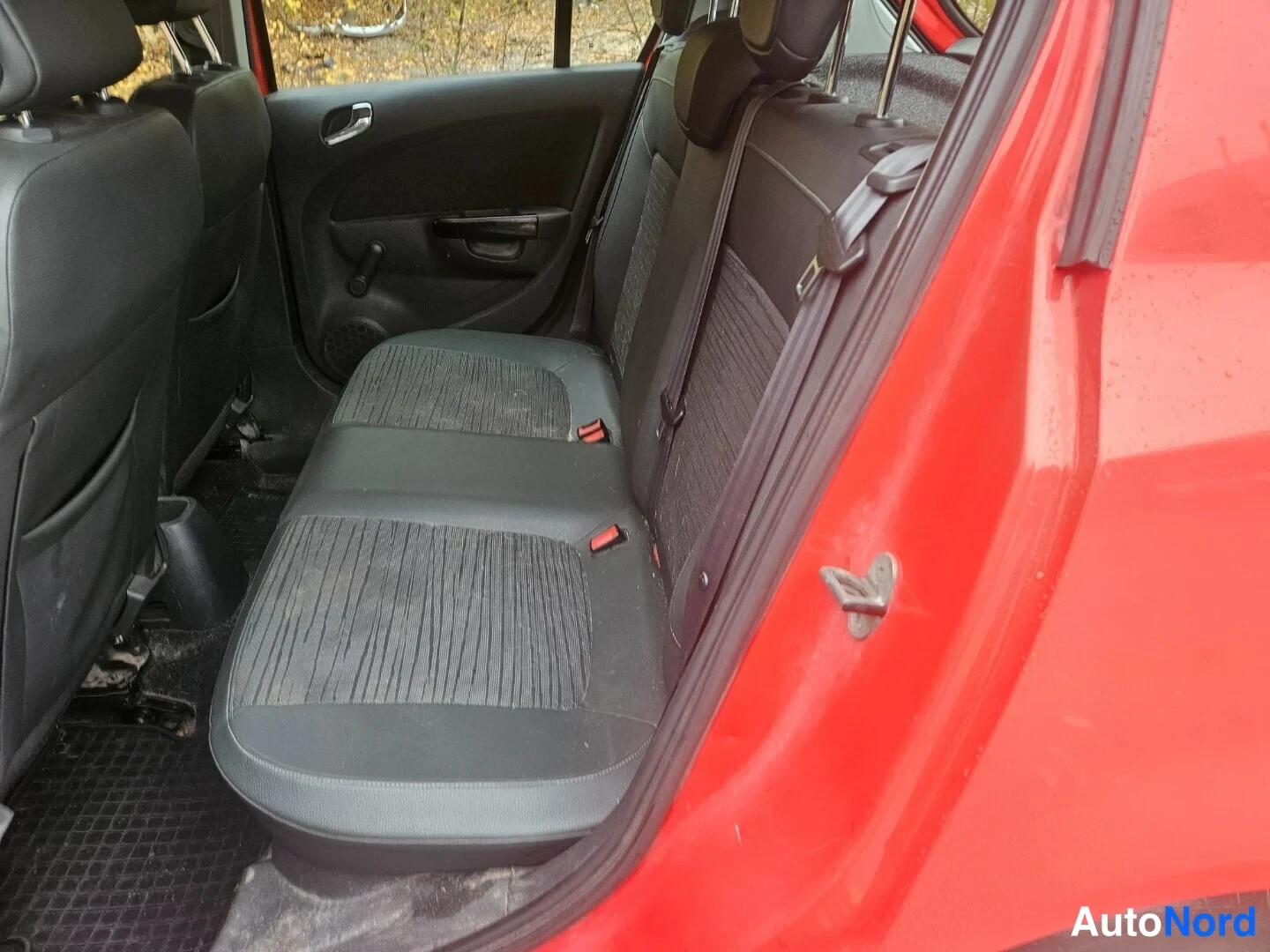 Punainen Opel Corsa 2014, takaistuimet, kuva 6