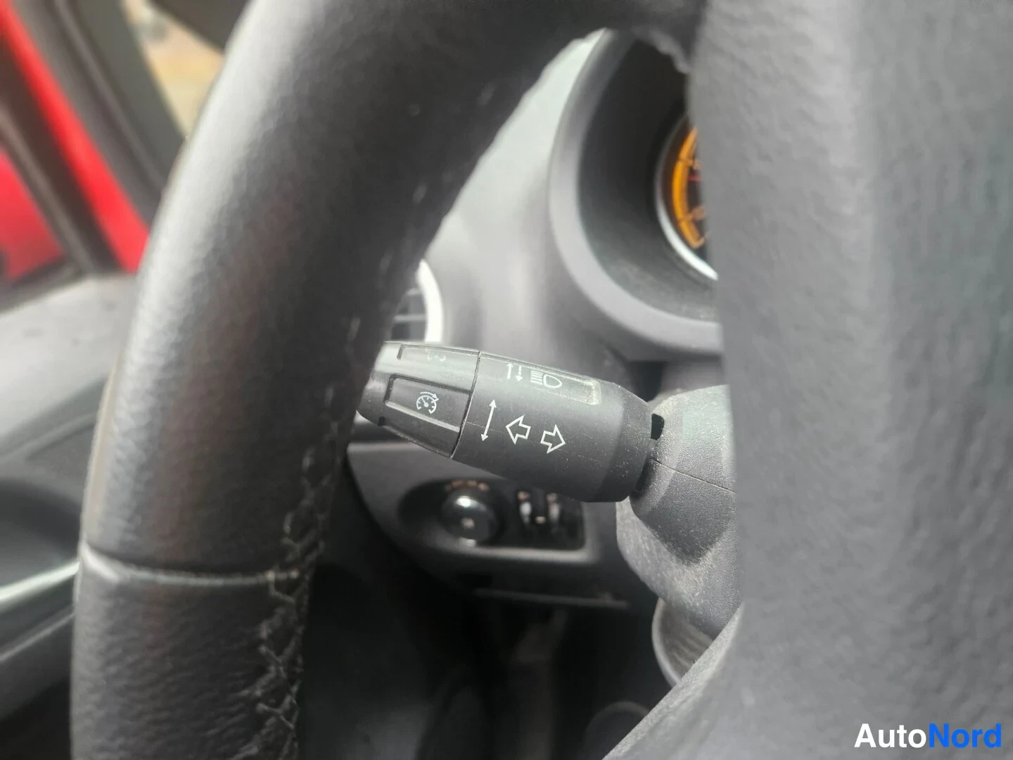 Punainen Opel Corsa 2014, yksityiskohta, kuva 7