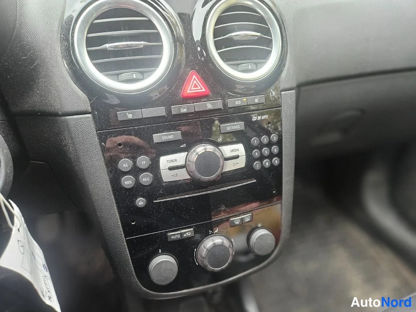 Punainen Opel Corsa 2014, yksityiskohta, kuva 8