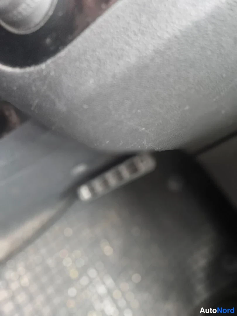 Punainen Opel Corsa 2014, yksityiskohta, kuva 10