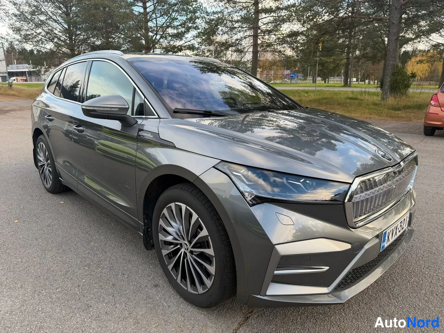 Harmaa Skoda Enyaq 85 2024, etuviisto, keula oikealle, kuva 2