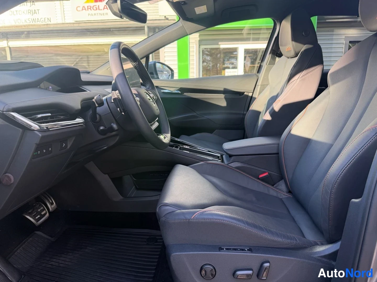 Harmaa Skoda Enyaq 85 2024, etuistuimet, kuva 9