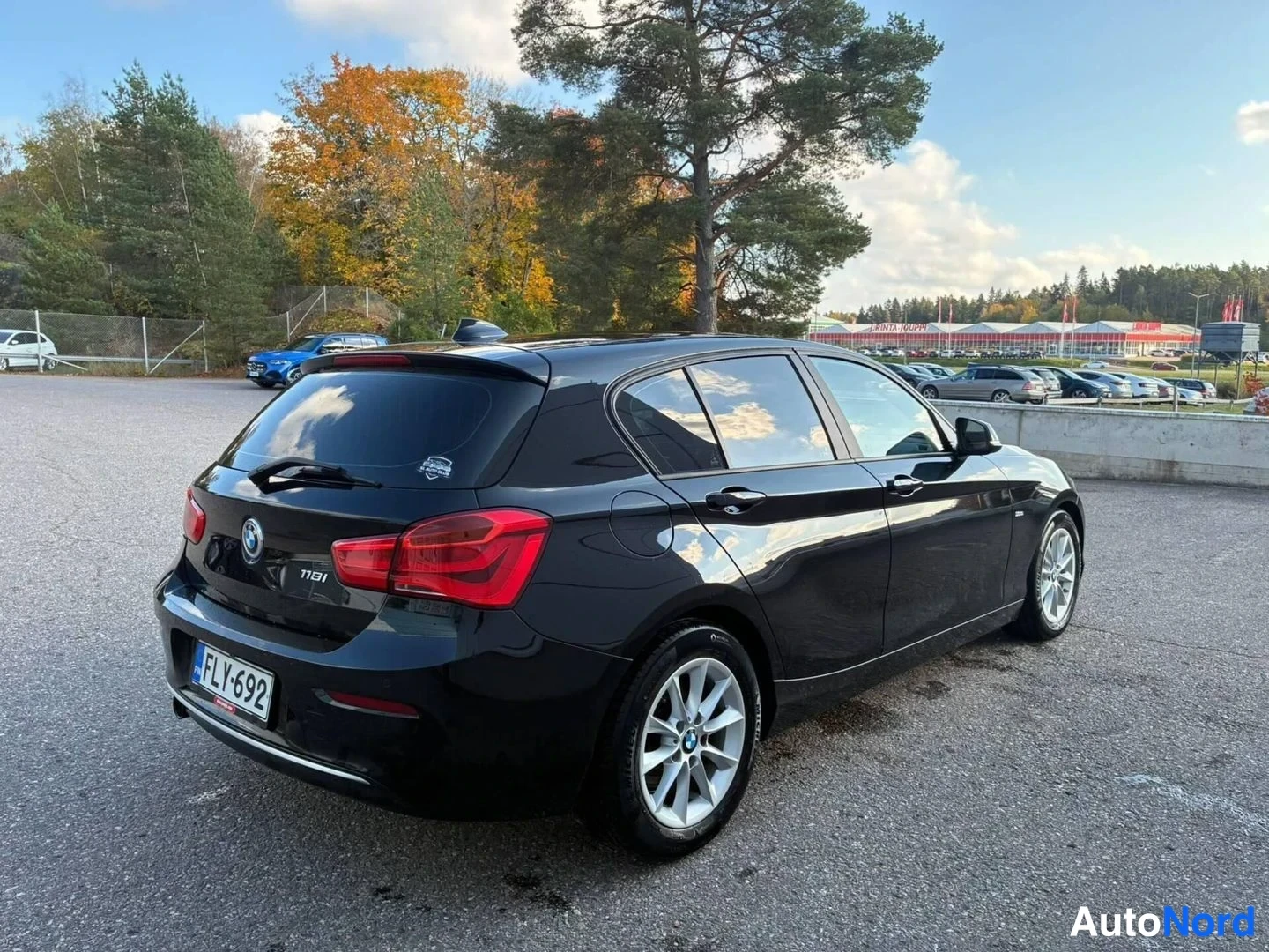 Musta BMW 118i 2016, takaviisto, kuva 2