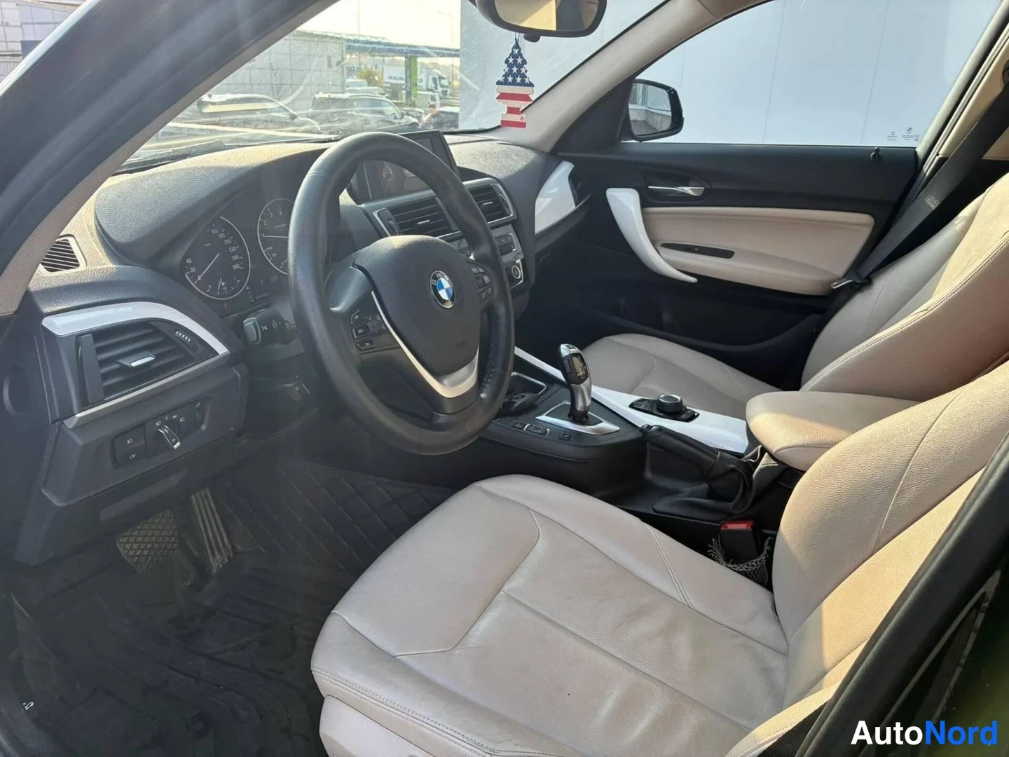 Musta BMW 118i 2016, ohjaamo, kuva 3
