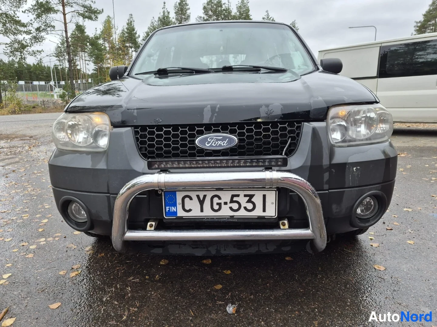 Musta Ford Maverick 2004, edestä, kuva 4