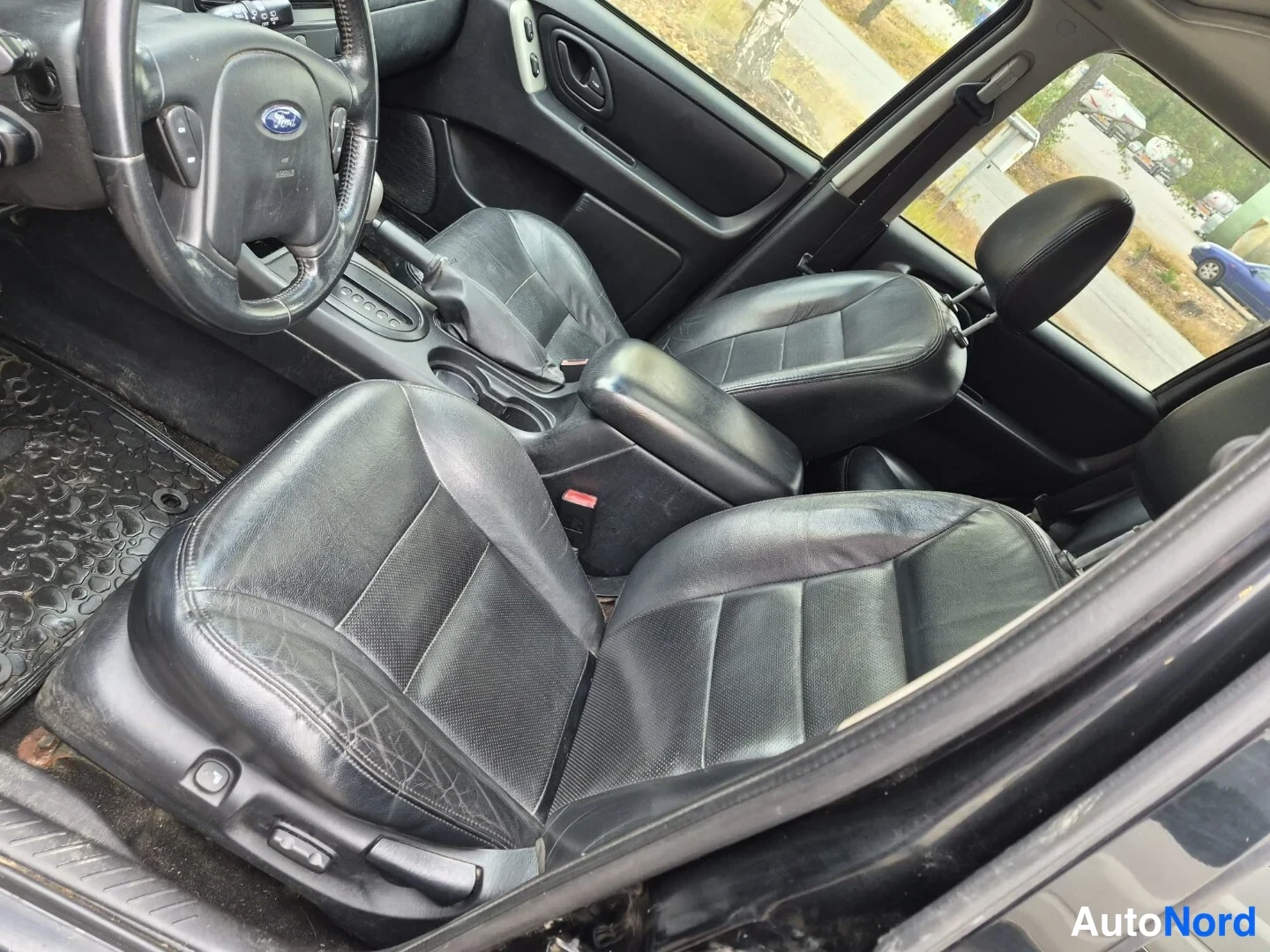 Musta Ford Maverick 2004, etuistuimet, kuva 14