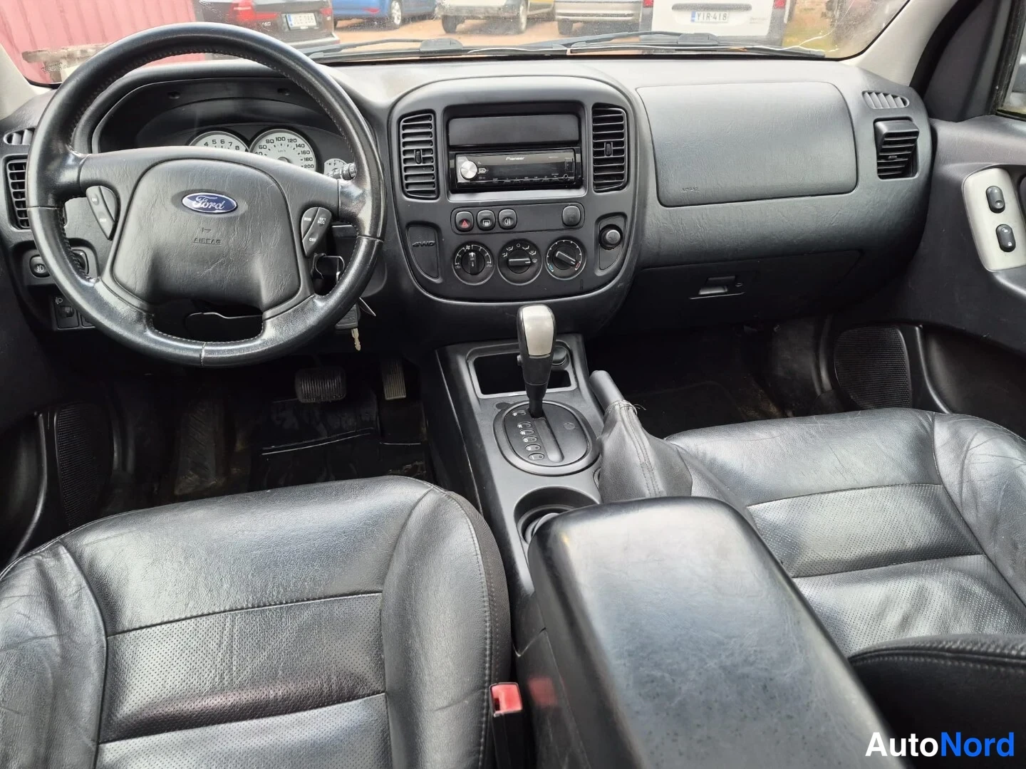 Musta Ford Maverick 2004, ohjaamo, kuva 11
