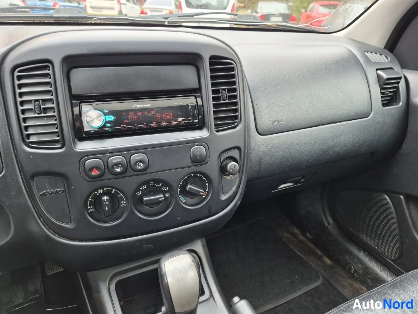 Musta Ford Maverick 2004, ohjaamo, kuva 12