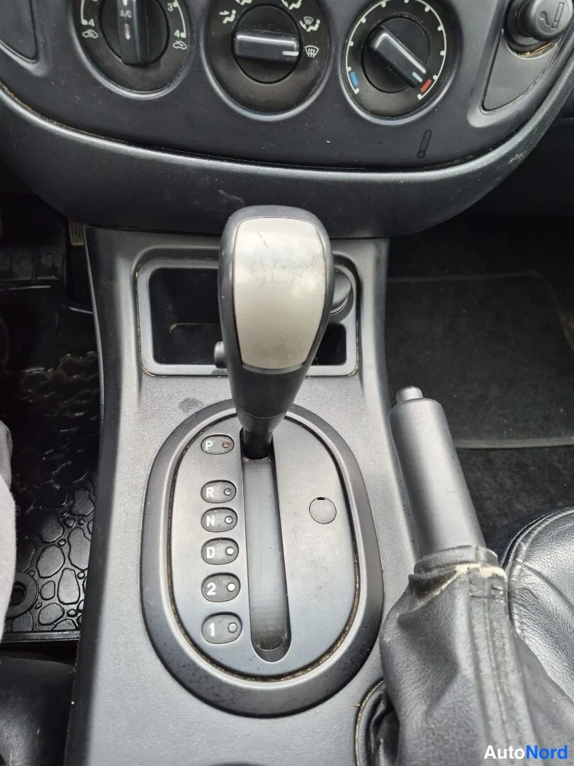 Musta Ford Maverick 2004, yksityiskohta, kuva 20