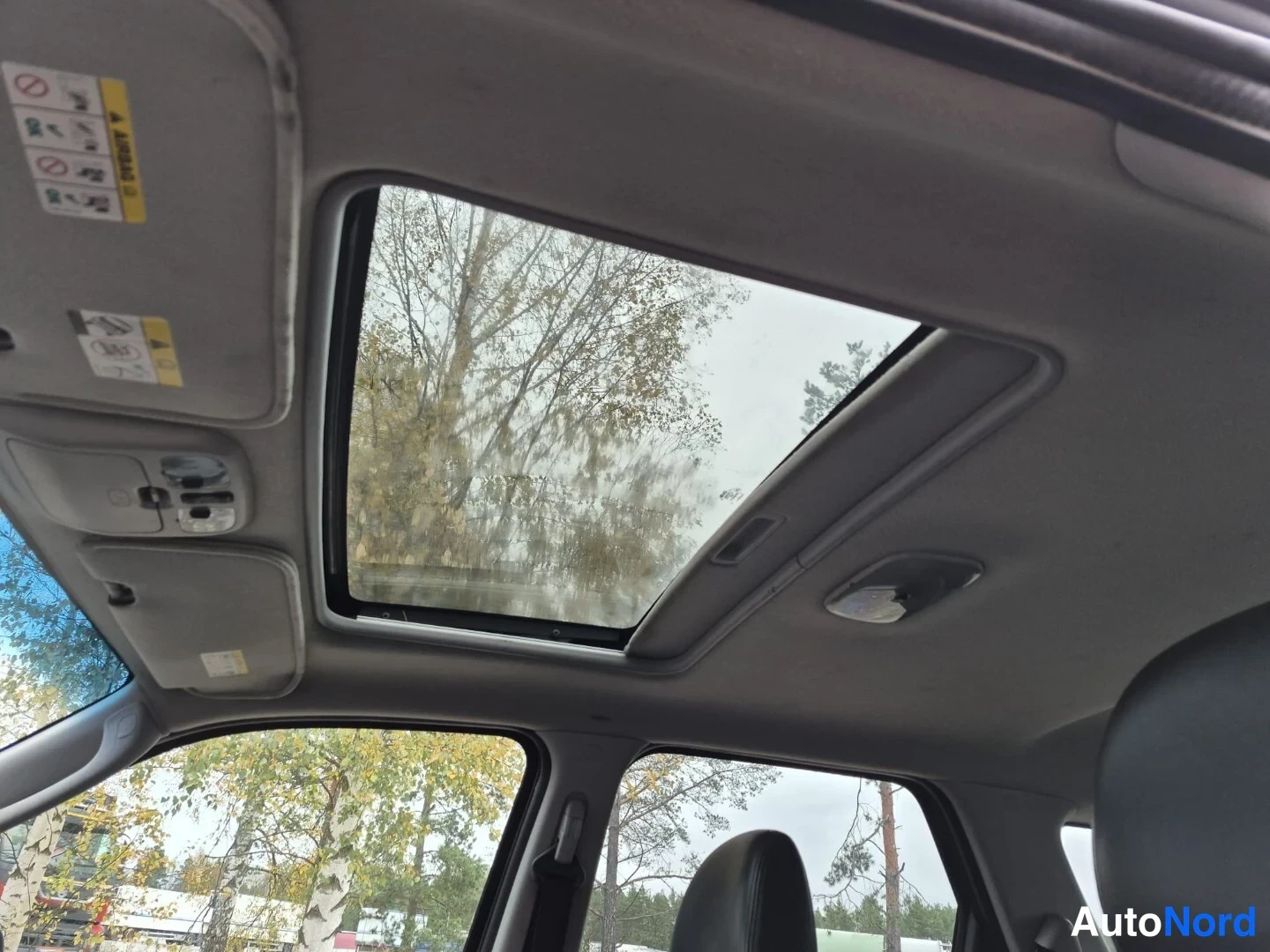 Musta Ford Maverick 2004, ohjaamo, kuva 13