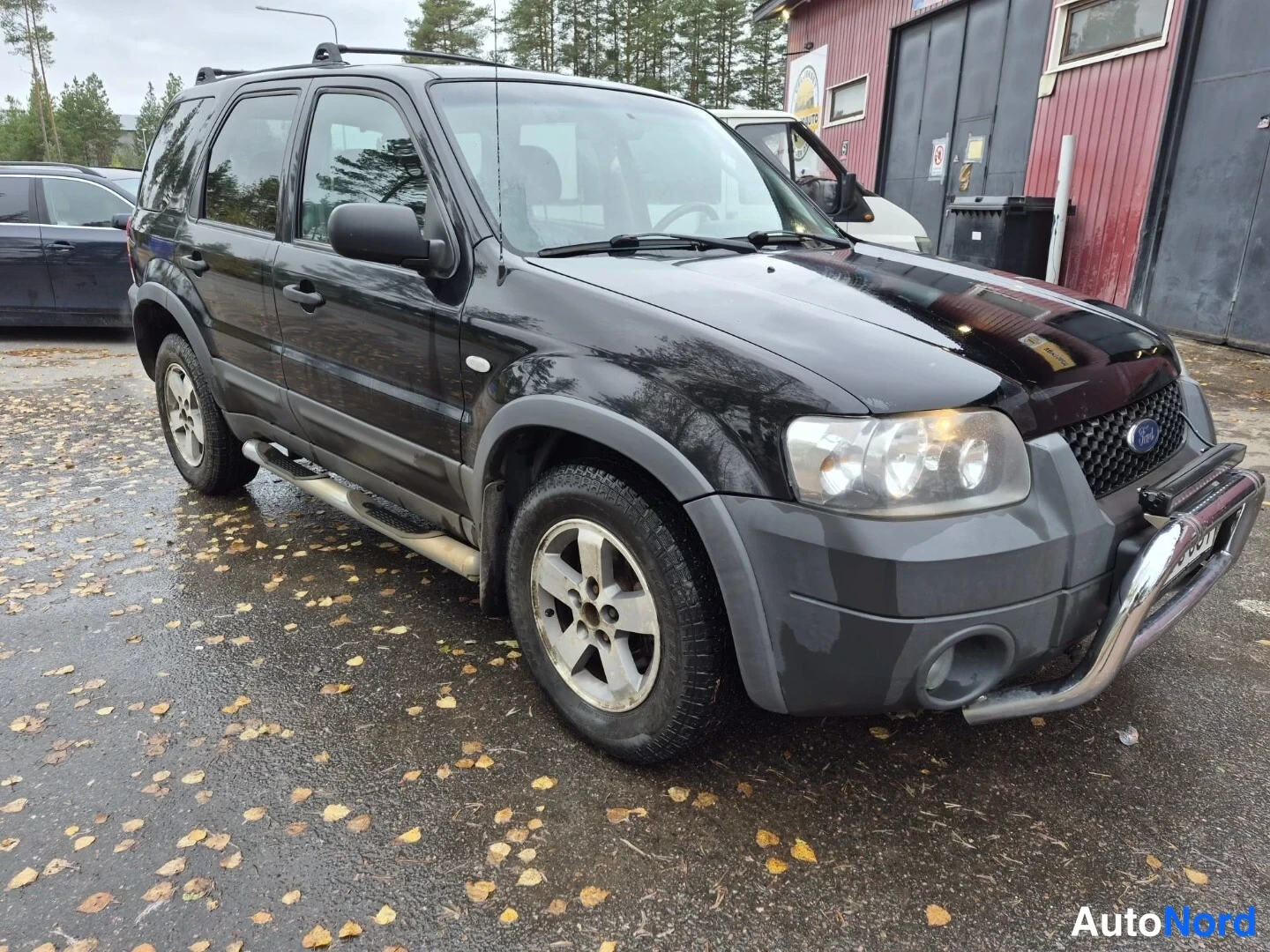 Musta Ford Maverick 2004, etuviisto, keula oikealle, kuva 2