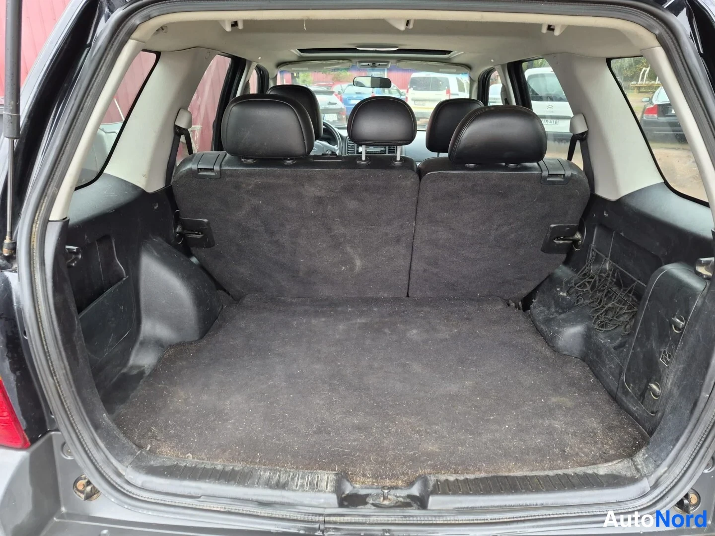 Musta Ford Maverick 2004, tavaratila, kuva 16