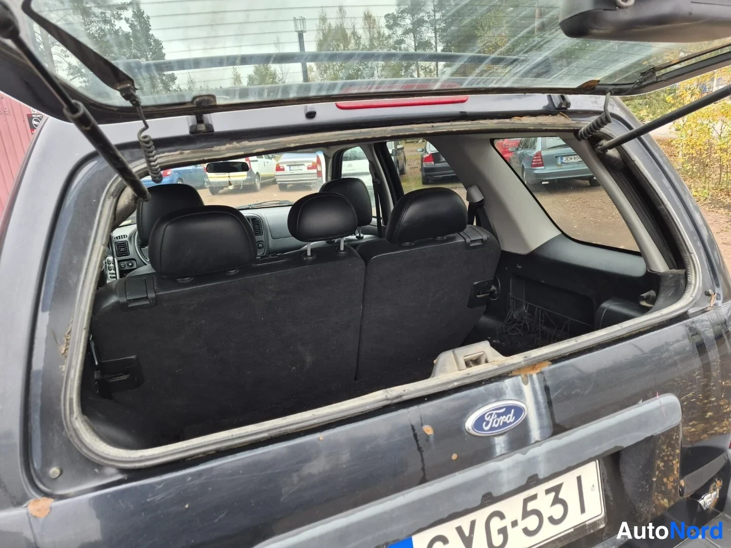 Musta Ford Maverick 2004, takaa, kuva 9