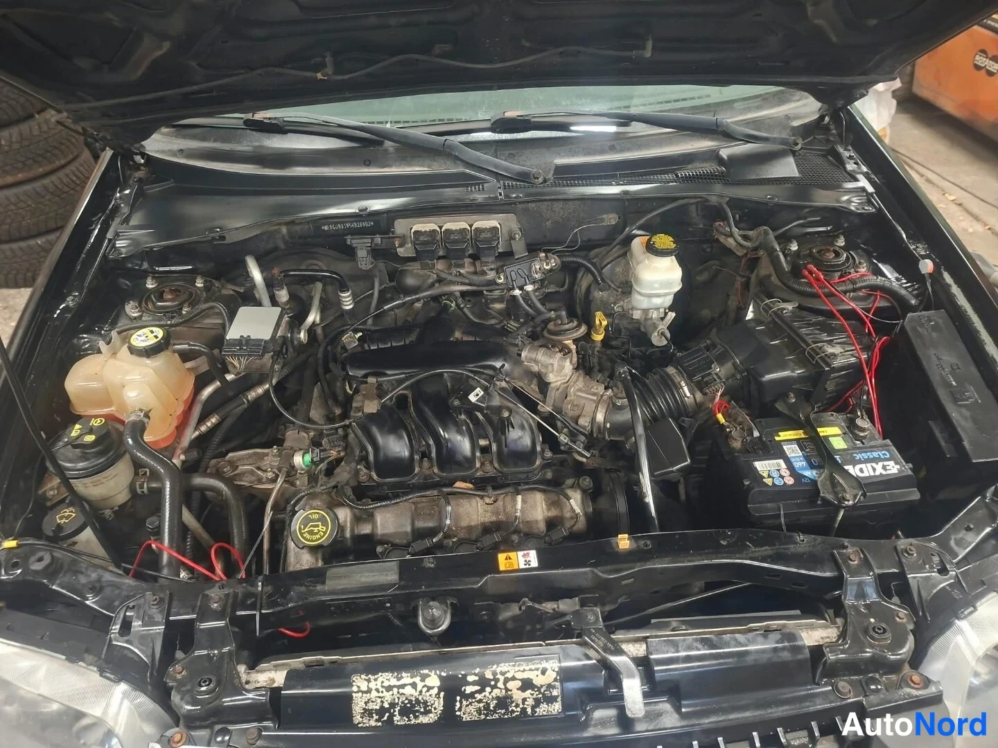 Musta Ford Maverick 2004, moottoritila, kuva 17