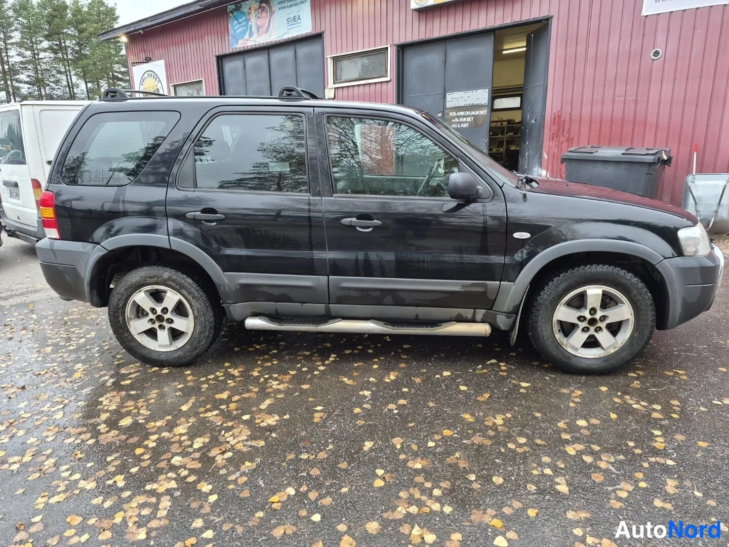 Musta Ford Maverick 2004, etuviisto, keula oikealle, kuva 3