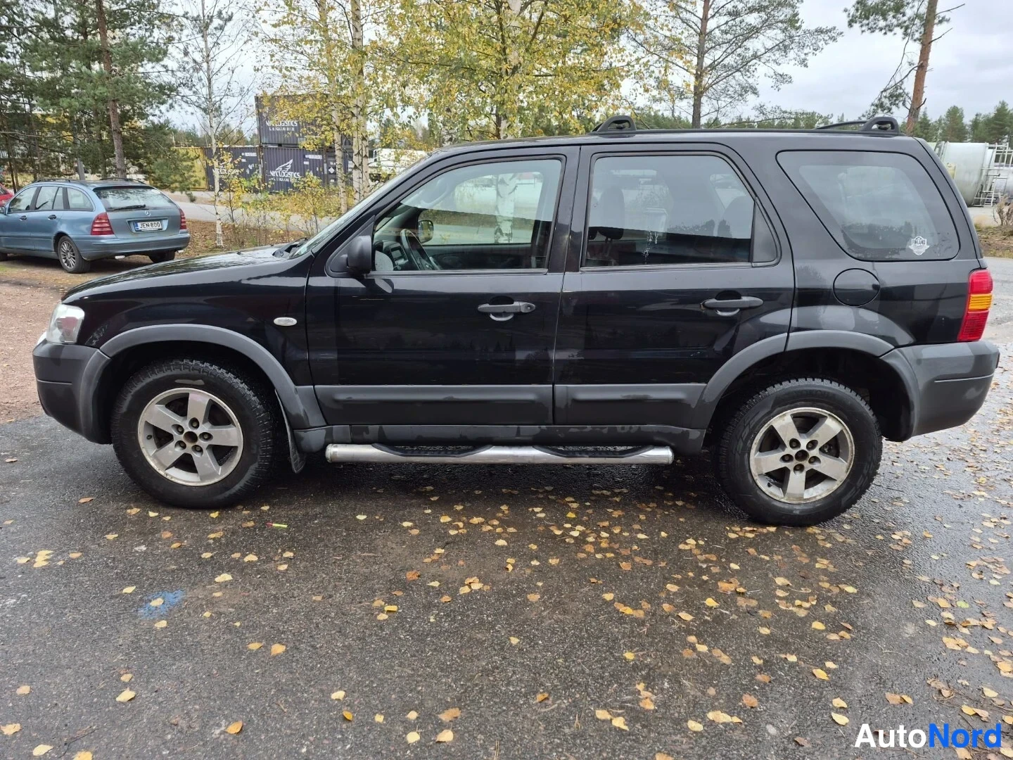 Musta Ford Maverick 2004, takaviisto, kuva 5