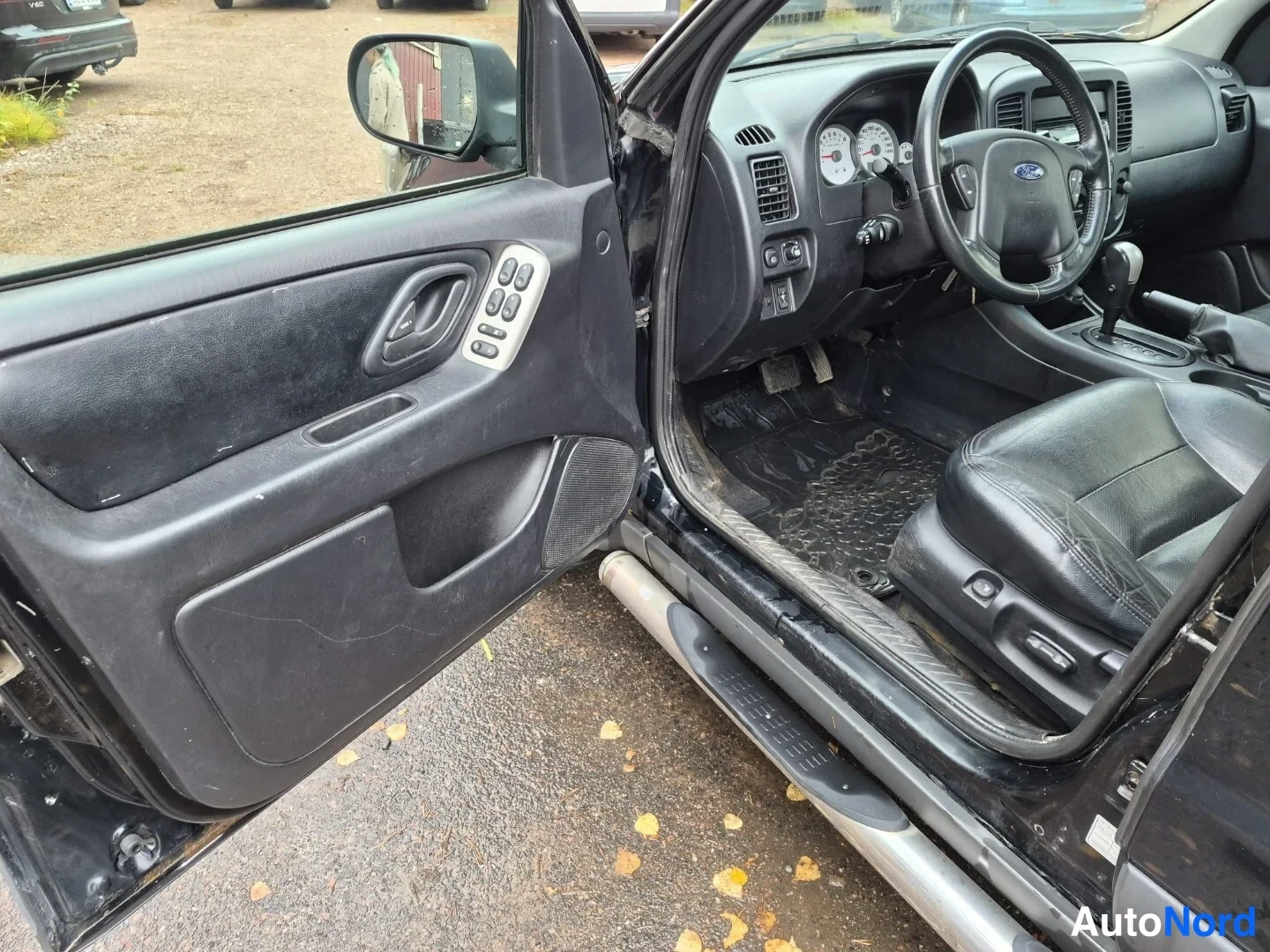 Musta Ford Maverick 2004, ohjaamo, kuva 10