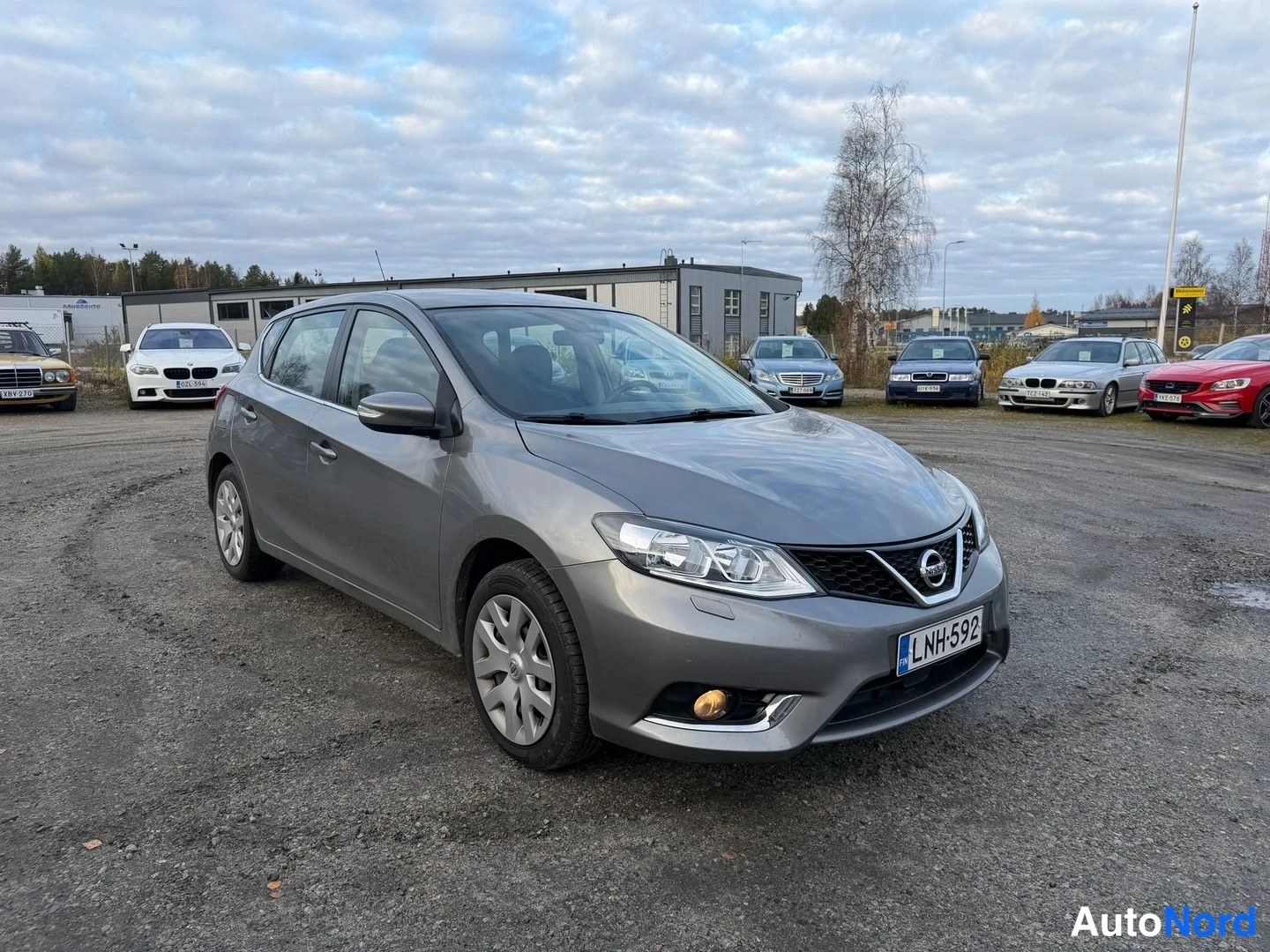 Harmaa Nissan Pulsar 2016, etuviisto, keula oikealle, kuva 2