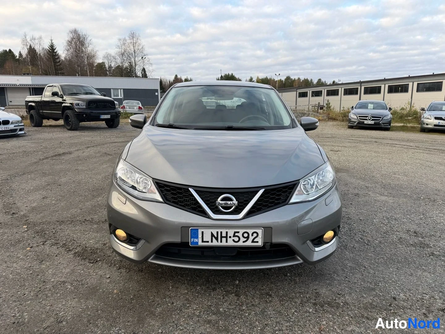 Harmaa Nissan Pulsar 2016, edestä, kuva 3