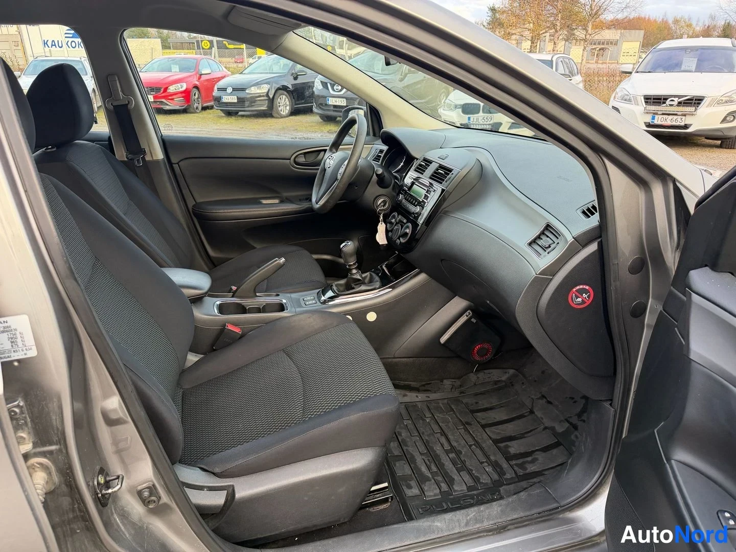 Harmaa Nissan Pulsar 2016, ohjaamo, kuva 7