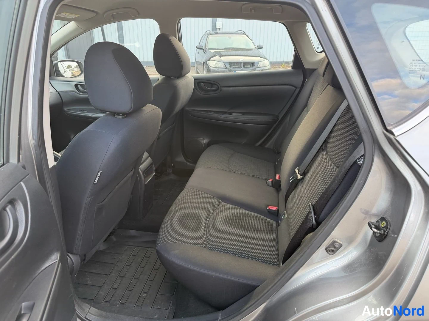 Harmaa Nissan Pulsar 2016, takaistuimet, kuva 11