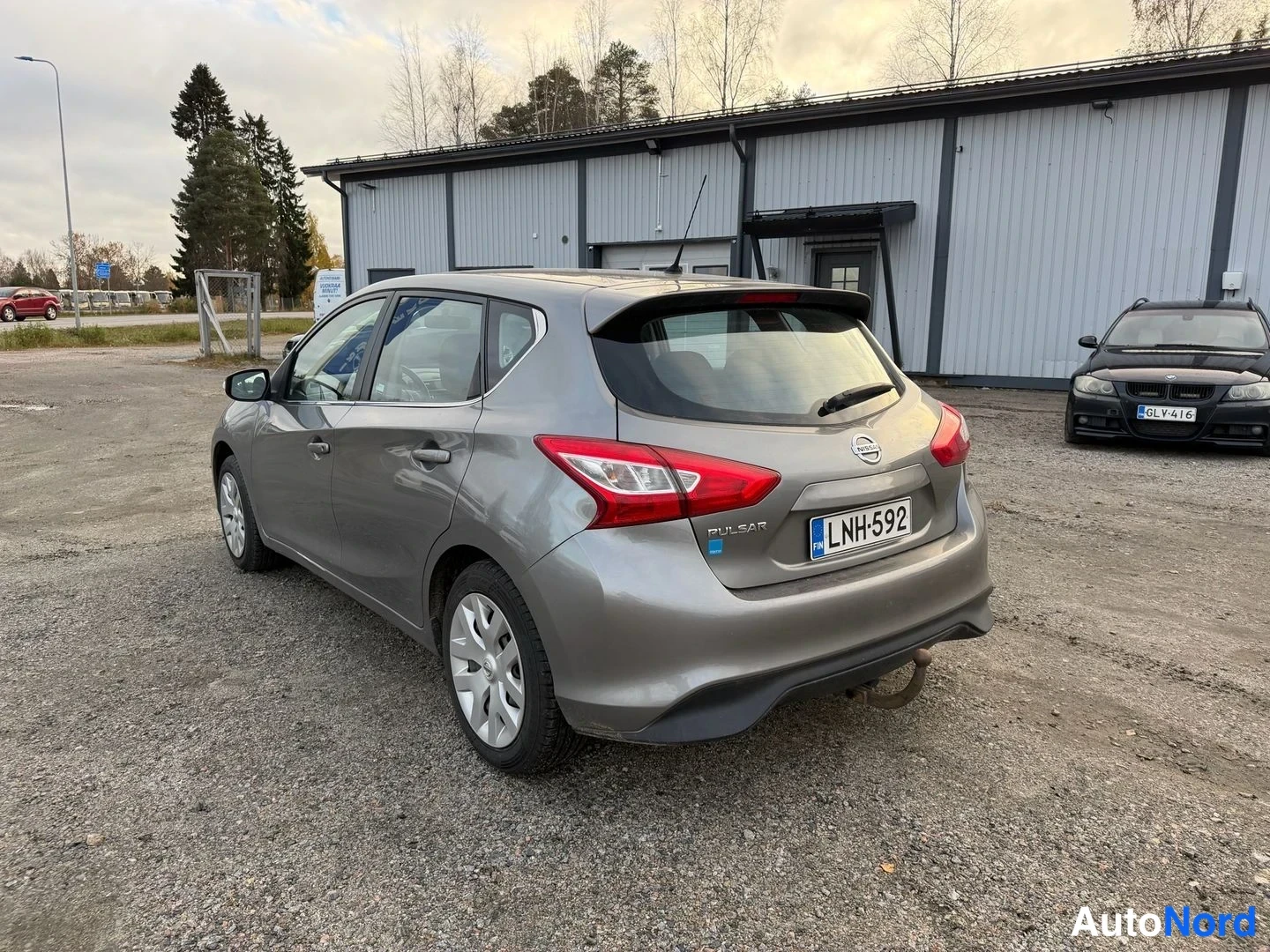 Harmaa Nissan Pulsar 2016, takaviisto, kuva 4
