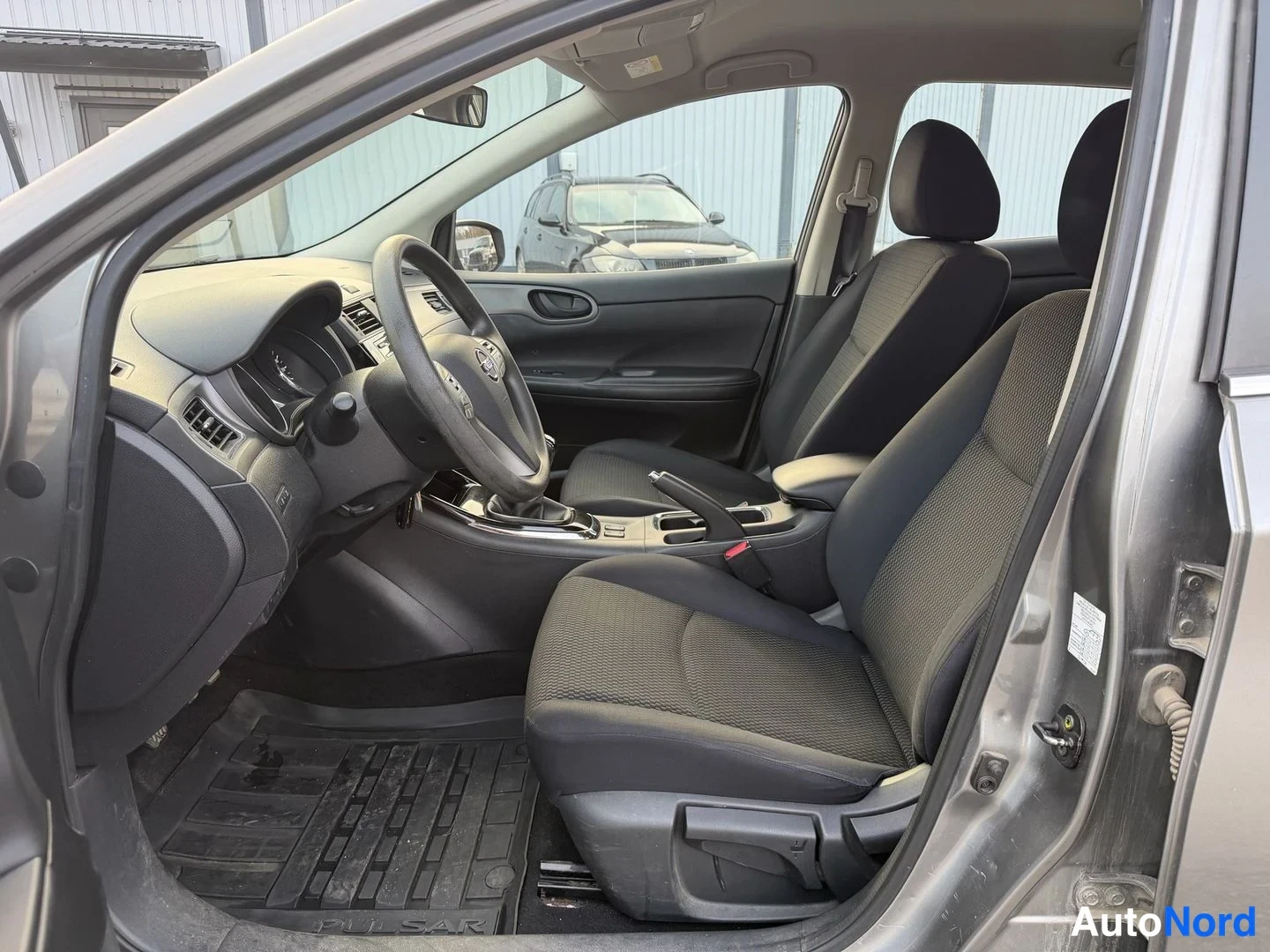 Harmaa Nissan Pulsar 2016, ohjaamo, kuva 8