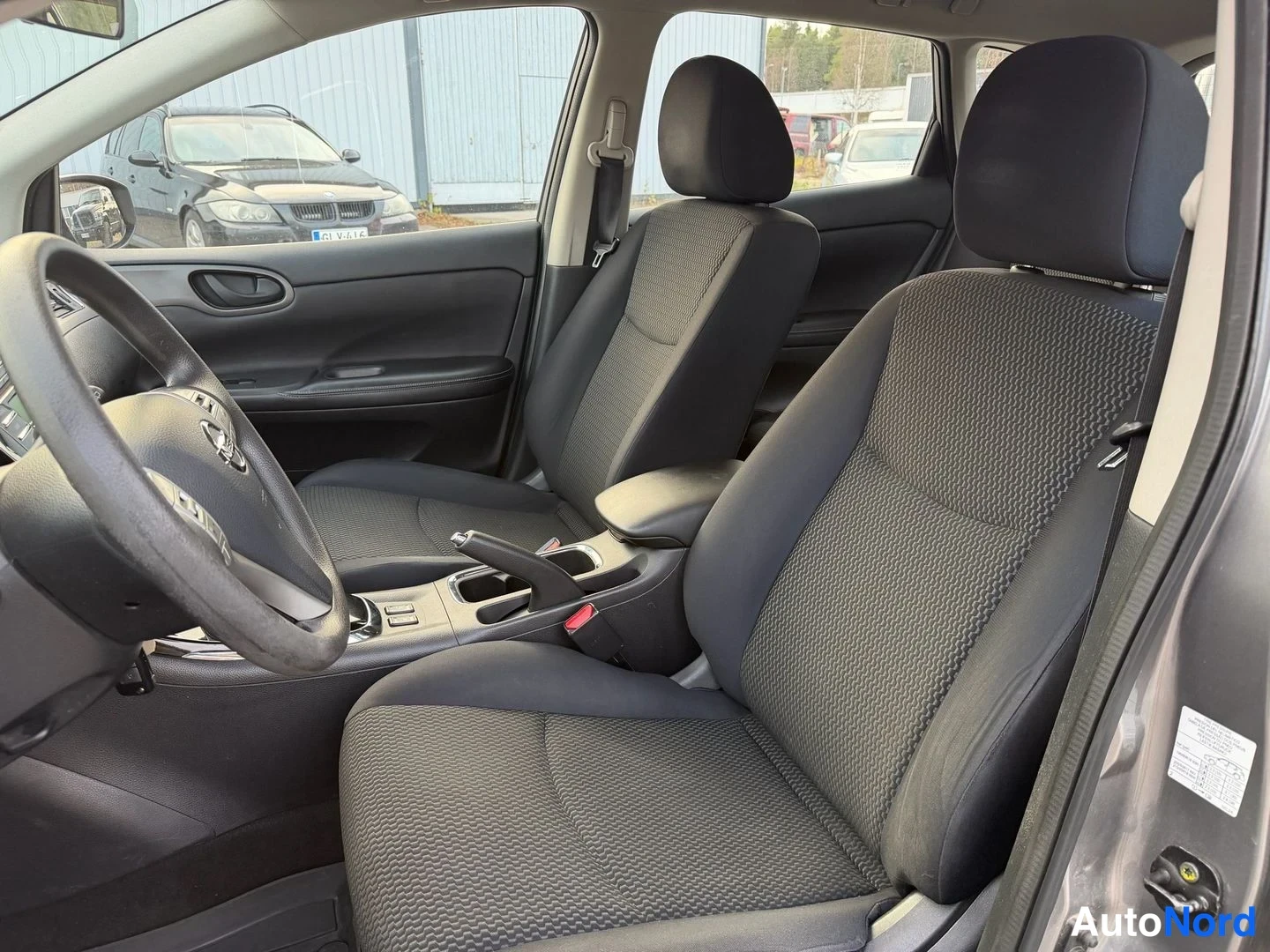 Harmaa Nissan Pulsar 2016, etuistuimet, kuva 9
