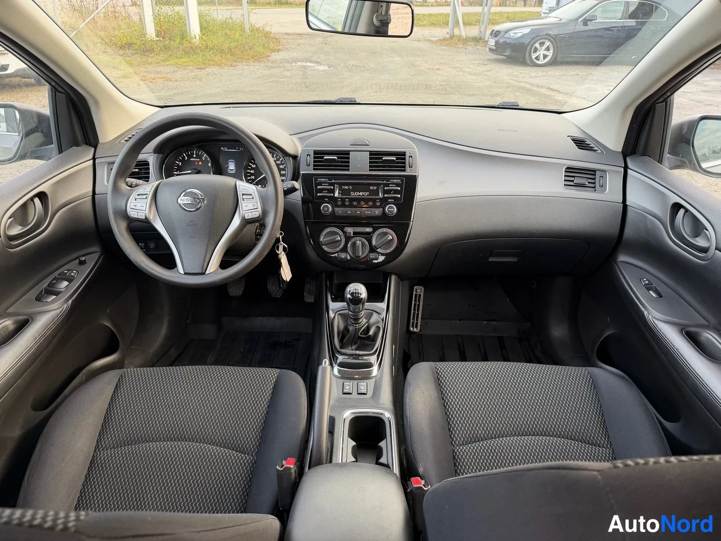 Harmaa Nissan Pulsar 2016, ohjaamo, kuva 6