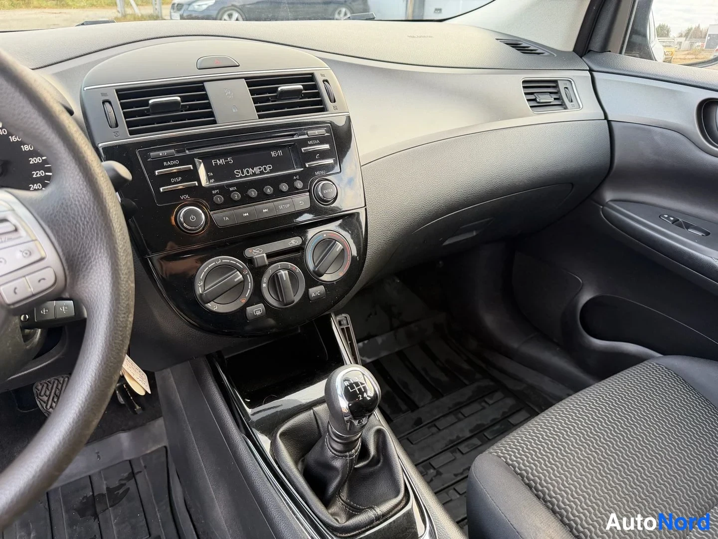 Harmaa Nissan Pulsar 2016, yksityiskohta, kuva 12